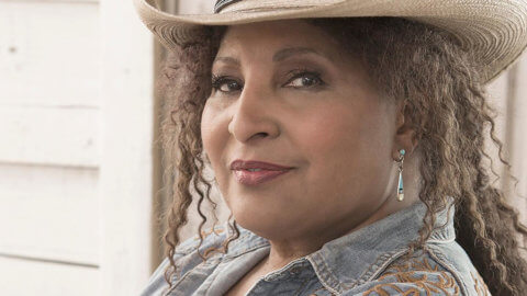 Pam Grier Talks Dating at 73 and Warns Men Who Would Cheat on Her: ‘Worry About My Chainsaw’ Pam Grier Talks Dating at 73 and Warns Men Who Would Cheat on Her: ‘Worry About My Chainsaw’